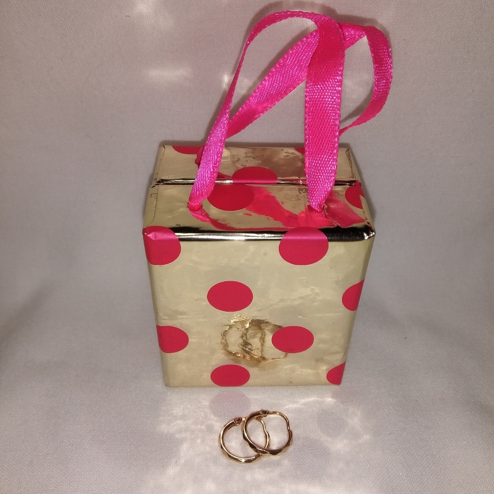 10K REAL SOLID GOLD. SMALL EARRINGS WITH GIFT BOX.